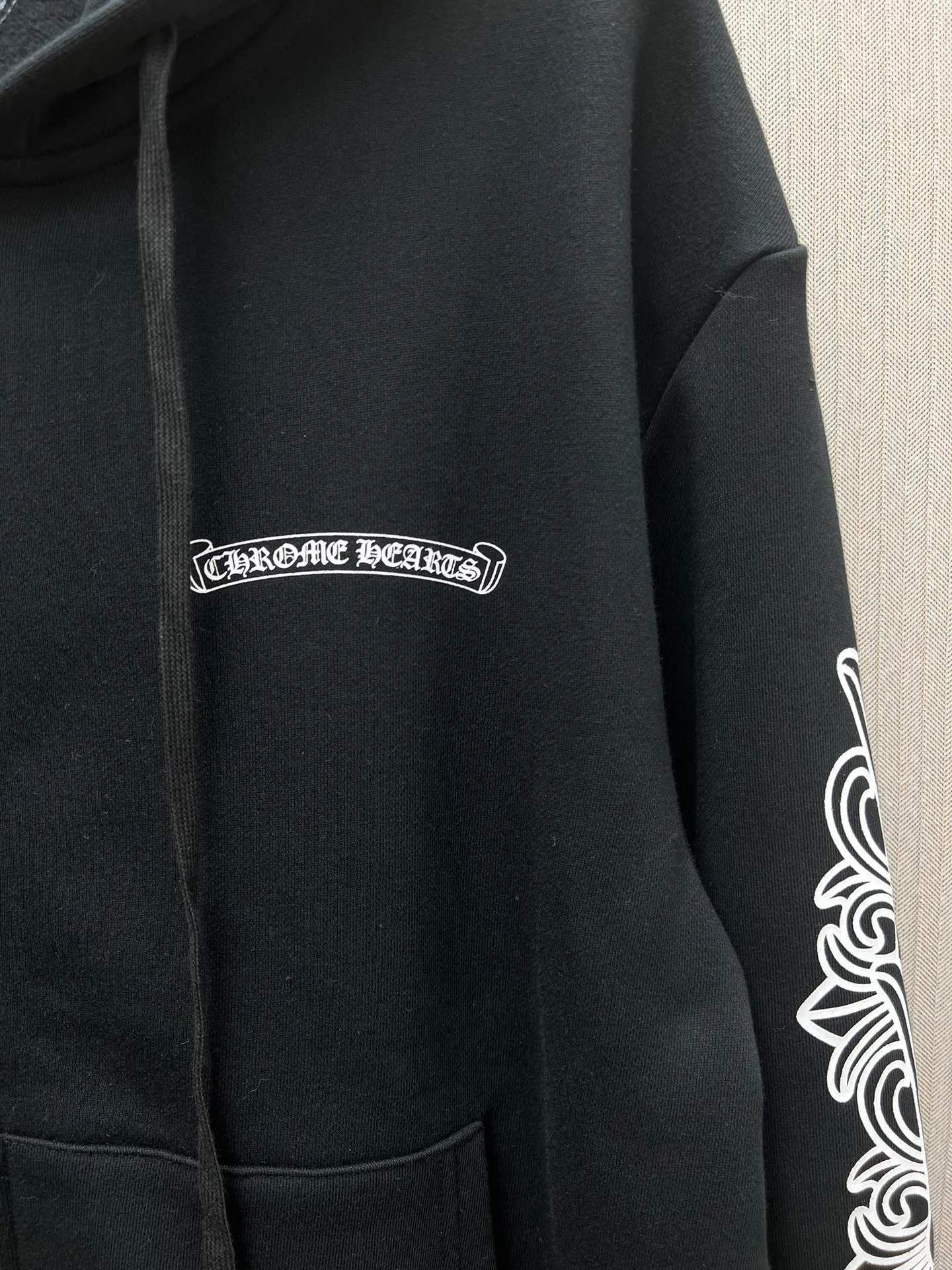 P450 Chrome Hearts 25ss new scroll zipper guard, the chest and back are classic scrolls, and the chromehearts on both sides of the arms are very classic in Sanskrit. Size: S.M.L.XL.
